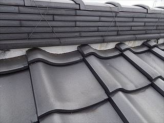 岐阜市で「屋根の上に白い塊が落ちている事があり心配」な瓦屋根の漆喰を点検、カビが生えて欠け・割れ・剥離が発生